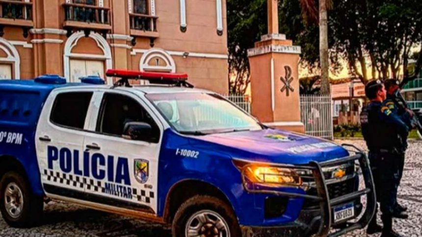 Viatura do 10º Batalhão da Polícia Militar de Sergipe estacionada em frente a uma delegacia de polícia.