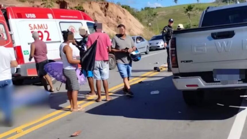 Equipes de resgate do Samu e polícia rodoviária em atendimento de ocorrência.