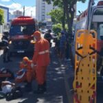 Movimentação de ambulâncias e socorristas em via pública de Aracaju.