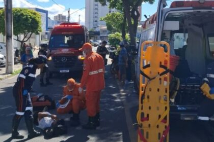 Movimentação de ambulâncias e socorristas em via pública de Aracaju.
