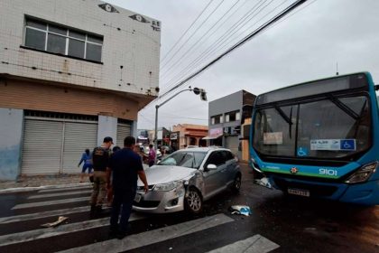 Agente da SMTT com colete refletivo sinalizando e orientando motoristas em um cruzamento com semáforo apagado no Centro de Aracaju.
