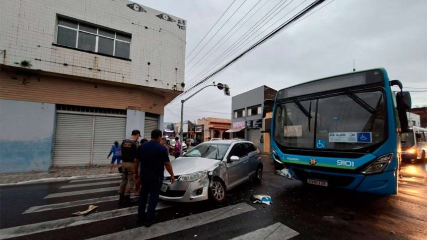 Agente da SMTT com colete refletivo sinalizando e orientando motoristas em um cruzamento com semáforo apagado no Centro de Aracaju.