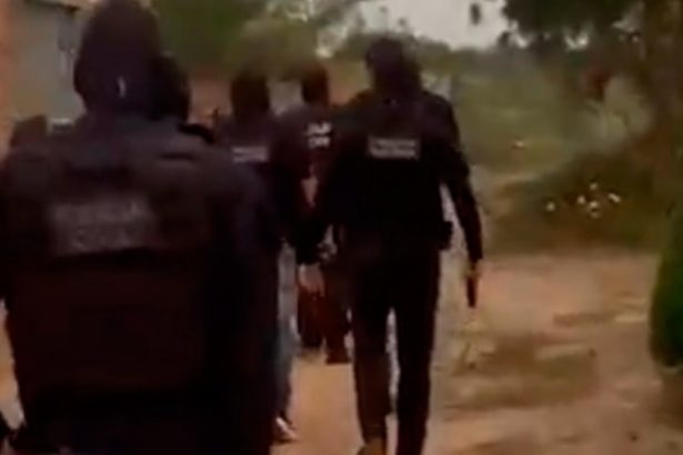 Agentes da Polícia Civil com materiais e aparelhos celulares apreendidos na Operação Cerberus.
