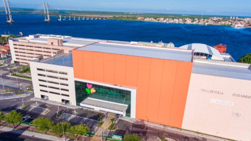 Fachada e movimentação de clientes no Aracaju Parque Shoppin