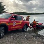 Militares do Corpo de Bombeiros de Sergipe operando embarcação de resgate em águas calmas durante buscas por adolescente desaparecido no Rio do Sal.