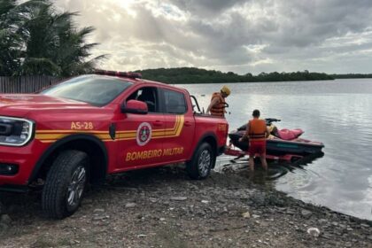 Militares do Corpo de Bombeiros de Sergipe operando embarcação de resgate em águas calmas durante buscas por adolescente desaparecido no Rio do Sal.