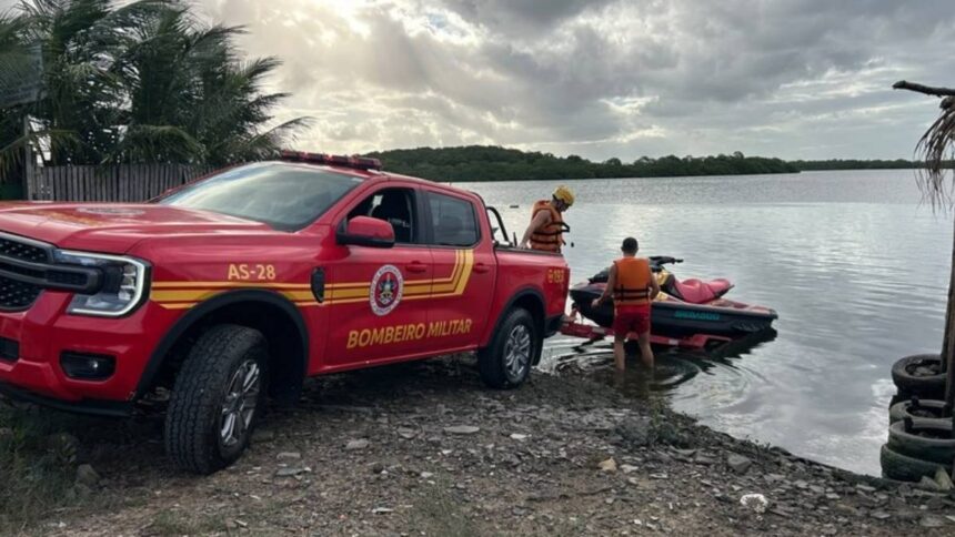 Militares do Corpo de Bombeiros de Sergipe operando embarcação de resgate em águas calmas durante buscas por adolescente desaparecido no Rio do Sal.