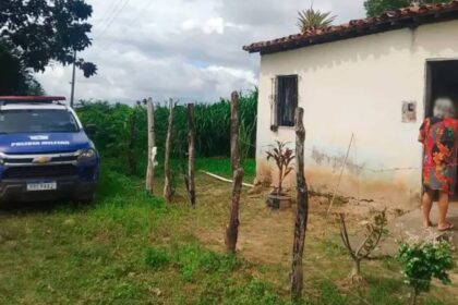 Viatura da Polícia Militar e IML em atendimento de ocorrência policial.