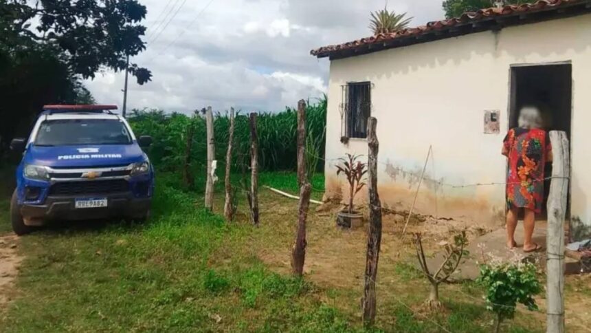 Viatura da Polícia Militar e IML em atendimento de ocorrência policial.