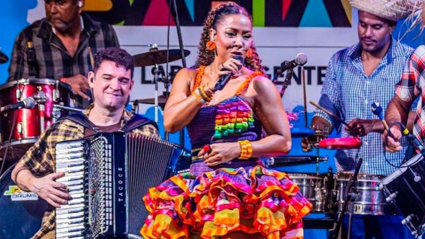 Apresentação cultural de matriz africana com tambores e danças tradicionais.