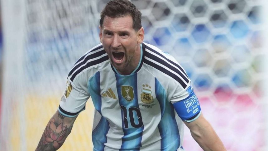 Lionel Messi com a camisa da seleção argentina, comemorando em campo durante uma partida da Copa do Mundo de 2026.