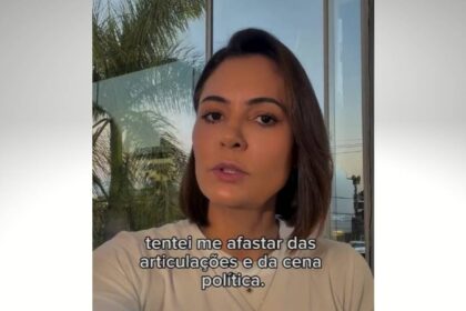 Ex-primeira-dama Michelle Bolsonaro em vídeo aceitando o pedido de desculpas de Flávio Bolsonaro.