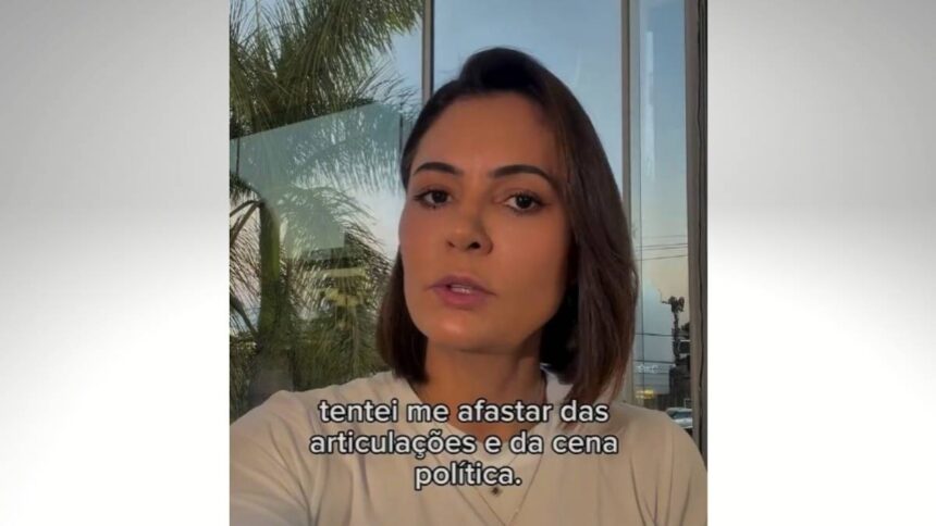Ex-primeira-dama Michelle Bolsonaro em vídeo aceitando o pedido de desculpas de Flávio Bolsonaro.