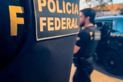 Viaturas e agentes da Polícia Federal durante a Operação Metamorfo em Sergipe.