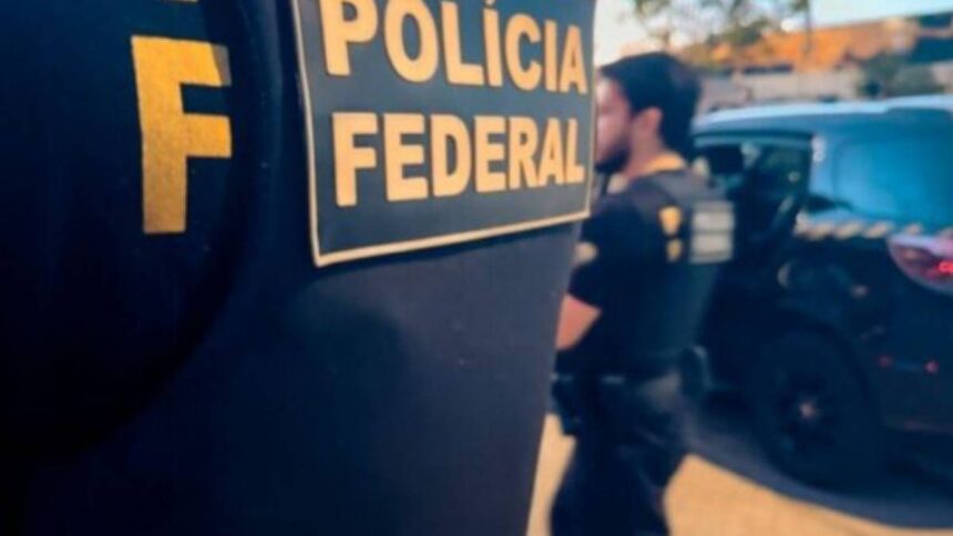 Viaturas e agentes da Polícia Federal durante a Operação Metamorfo em Sergipe.