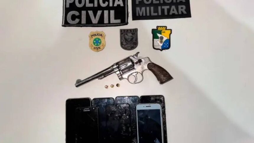 arma e celulares apreendidos