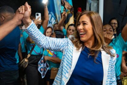 usane Vidal vestindo blazer estilizado pelo artista Korea durante evento político.