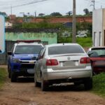 Viatura do 7º Batalhão da Polícia Militar de Sergipe estacionada em frente à residência isolada no Bairro Novo Horizonte em Lagarto.