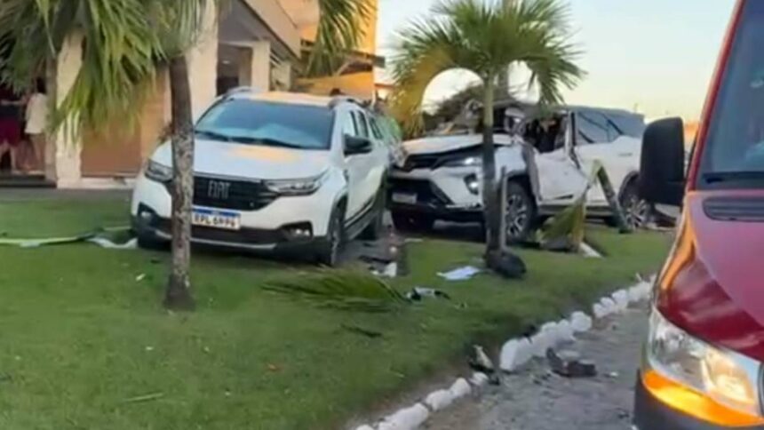 Veículos envolvidos em colisão na Avenida Presidente Tancredo Neves em Aracaju.