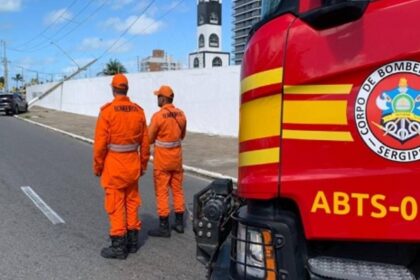 Veículo colidido contra poste derrubado na região da Coroa do Meio em Aracaju.