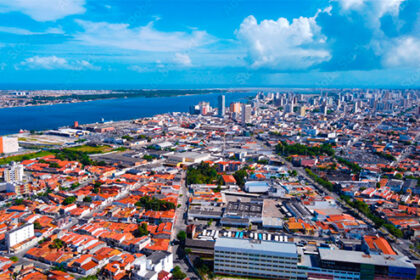 Vista panorâmica da Região Metropolitana de Aracaju destacando densidade urbana.