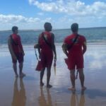 Equipes de resgate do Corpo de Bombeiros e guarda-vidas realizando buscas na Praia dos Artistas em Aracaju.