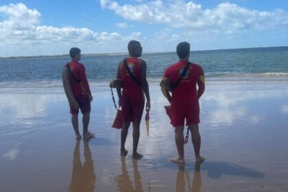 Equipes de resgate do Corpo de Bombeiros e guarda-vidas realizando buscas na Praia dos Artistas em Aracaju.
