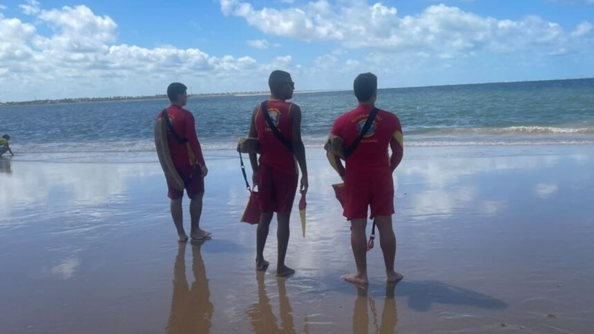 Equipes de resgate do Corpo de Bombeiros e guarda-vidas realizando buscas na Praia dos Artistas em Aracaju.