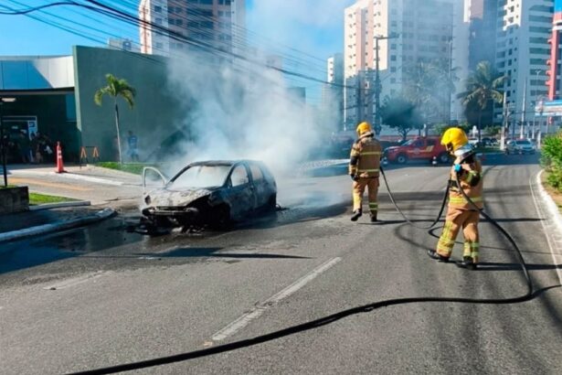 Veículo atingido por incêndio e equipes de bombeiros atuando no local próximo ao Shopping Jardins.