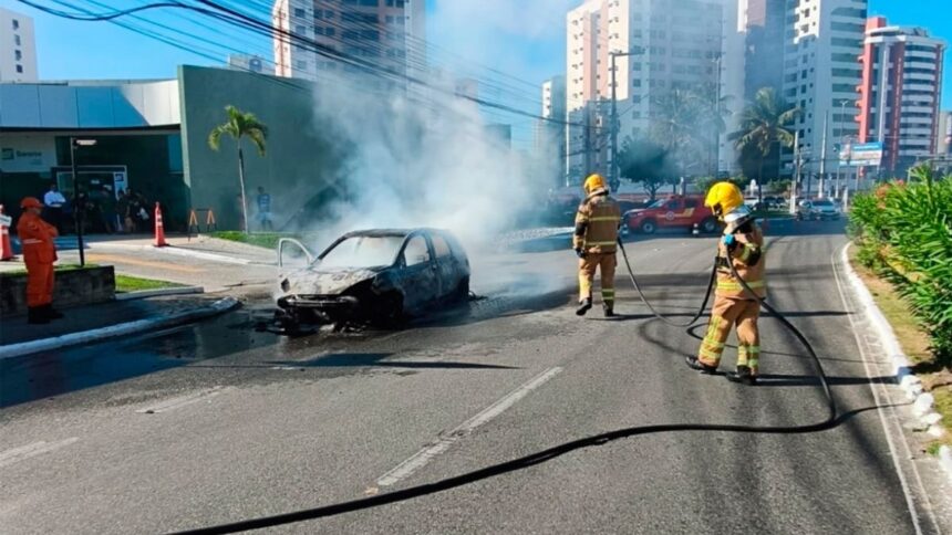 Veículo atingido por incêndio e equipes de bombeiros atuando no local próximo ao Shopping Jardins.