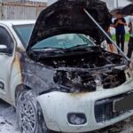 Corpo de Bombeiros em atendimento ou fumaça saindo de veículo em via pública.