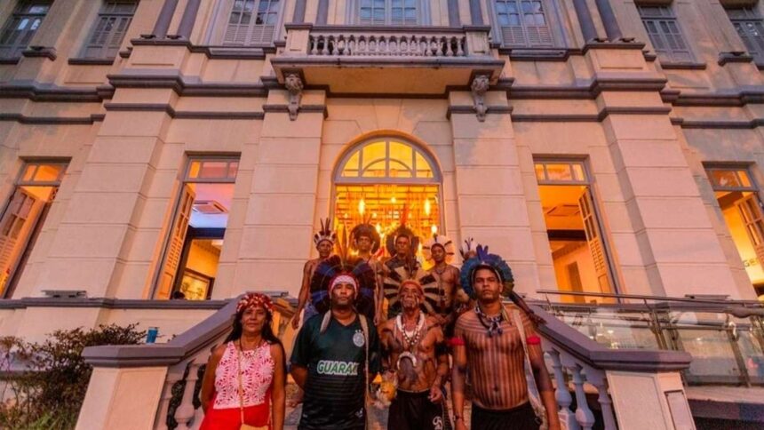 Indios na frente do Museu da Gente Sergipana em Aracaju
