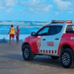 Faixa de areia da Praia da Costa na Barra dos Coqueiros com presença de guarda-vidas e bombeiros.