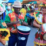 Apresentação de grupo de cultura popular e folclore durante cortejo no Centro de Aracaju.