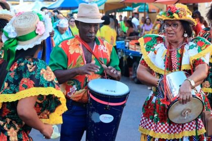 Apresentação de grupo de cultura popular e folclore durante cortejo no Centro de Aracaju.