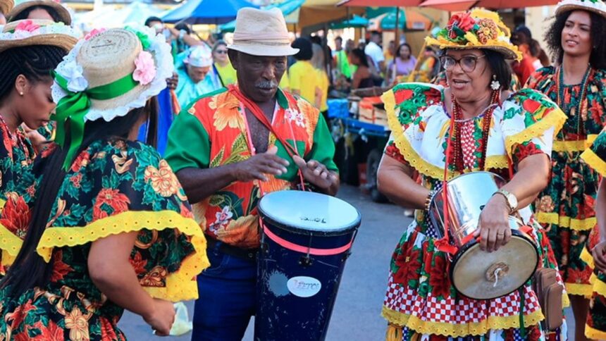 Apresentação de grupo de cultura popular e folclore durante cortejo no Centro de Aracaju.
