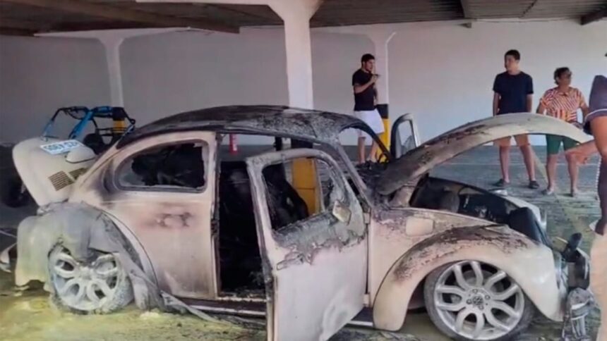 Veículo atingido por incêndio em garagem de condomínio residencial no bairro Grageru.
