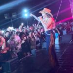 Cantora Liene Show durante apresentação musical em Sergipe