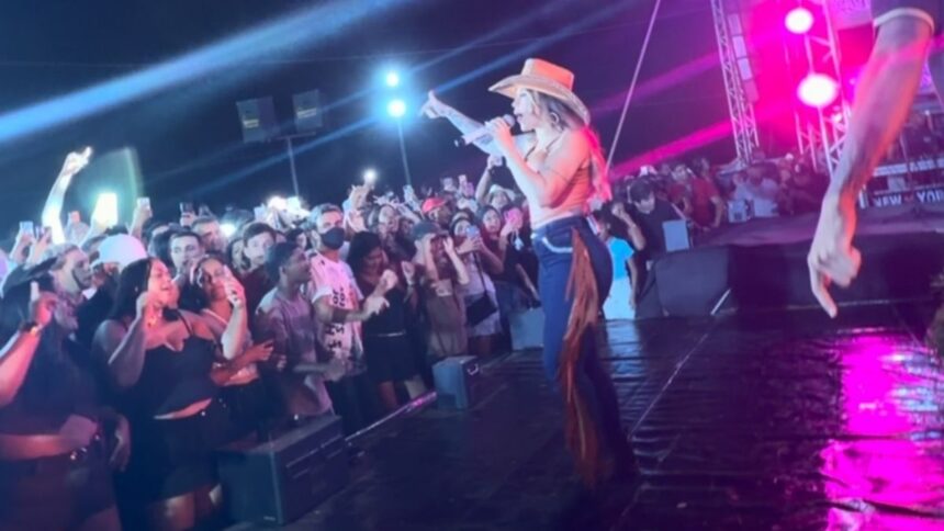 Cantora Liene Show durante apresentação musical em Sergipe