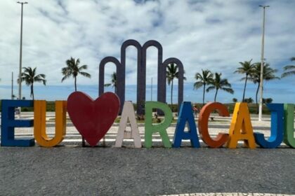 Projeto do novo letreiro turístico Eu Amo Aracaju na Orla da Atalaia.