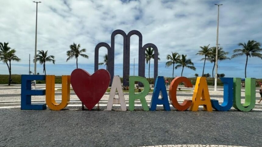 Projeto do novo letreiro turístico Eu Amo Aracaju na Orla da Atalaia.