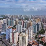 Céu ensolarado com poucas nuvens sobre paisagem em Sergipe.