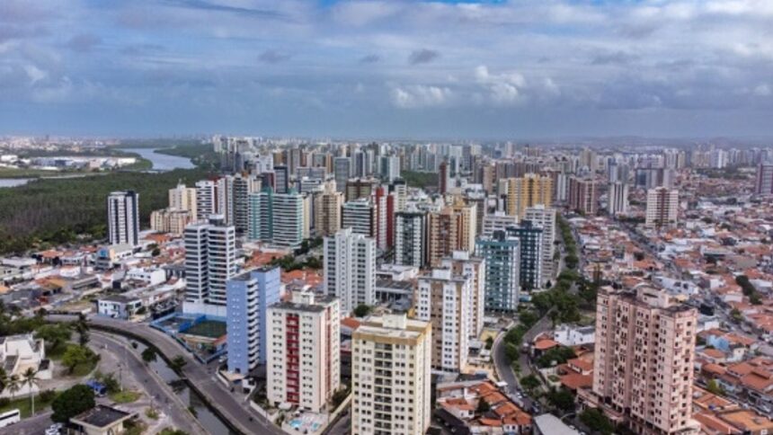 Céu ensolarado com poucas nuvens sobre paisagem em Sergipe.