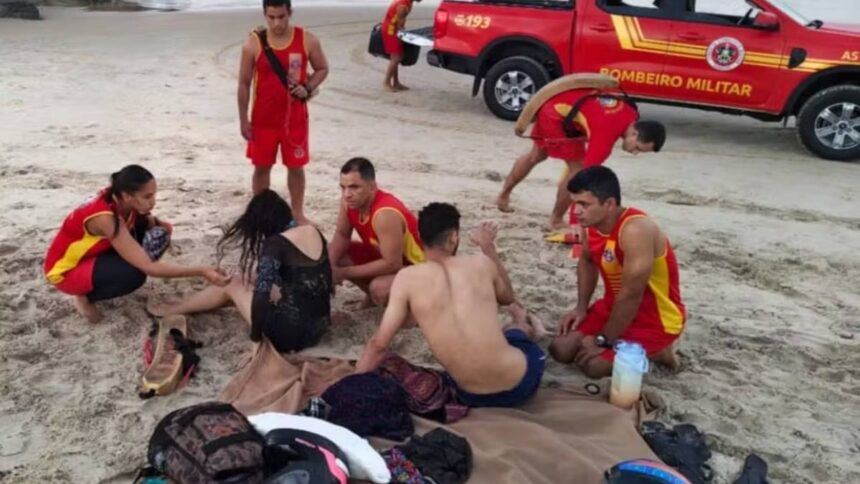 Faixa de areia e mar na Praia dos Artistas, no bairro Coroa do Meio em Aracaju.