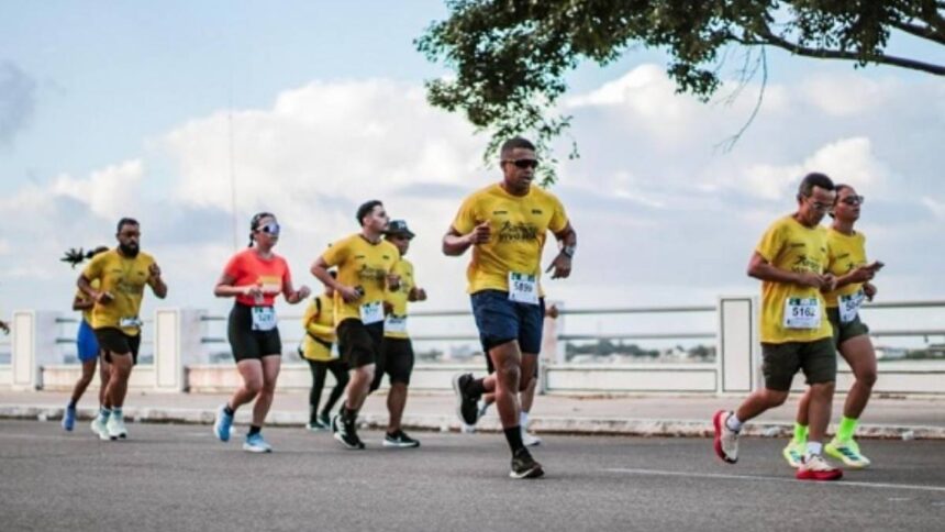 Agentes de trânsito da SMTT de Aracaju orientando motoristas em avenida da capital.