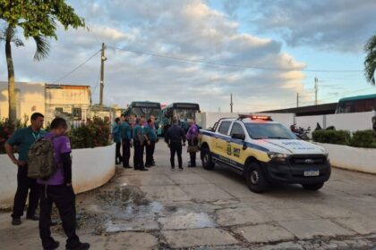 Viaturas da SMTT e Guarda Municipal em frente à garagem de empresa de ônibus em Aracaju.