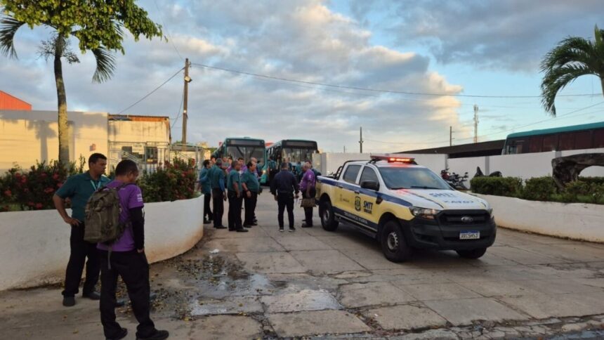 Viaturas da SMTT e Guarda Municipal em frente à garagem de empresa de ônibus em Aracaju.