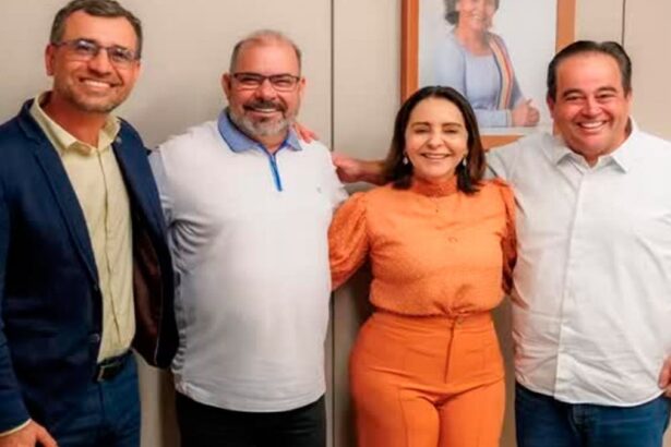 Prefeita Emília Corrêa em reunião com os vereadores da base aliada na Câmara Municipal de Aracaju.