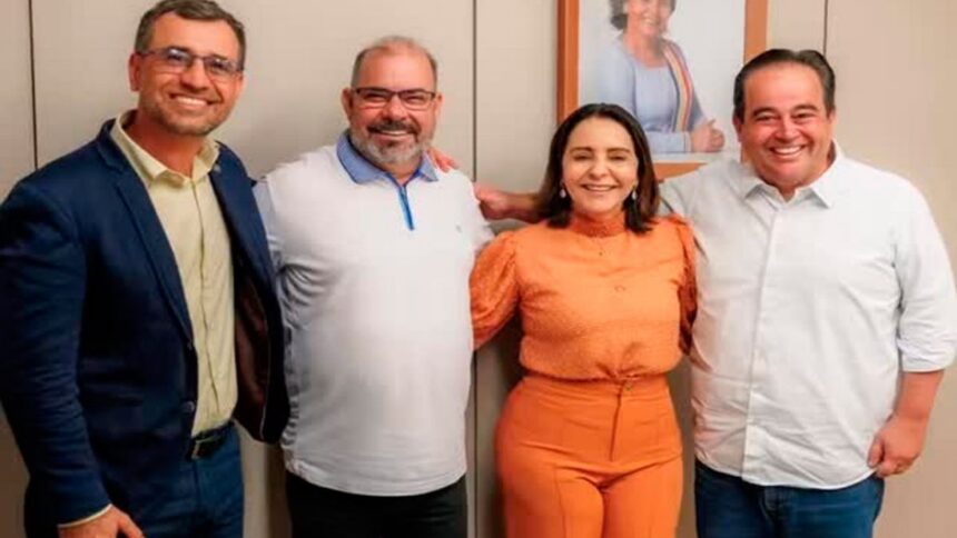 Prefeita Emília Corrêa em reunião com os vereadores da base aliada na Câmara Municipal de Aracaju.