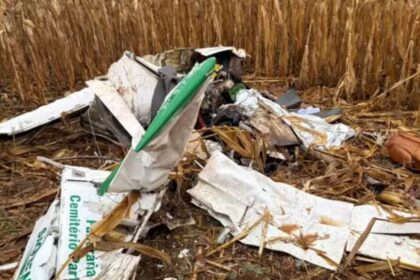 Destroços do avião monomotor de matrícula PU-SBC em área rural no município de Macambira.
